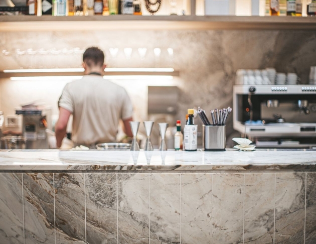 <h8>設計靈感</h8>意想不到的白色石材：黃金雕刻白如何走入廚房空間