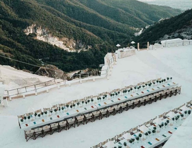 <h8>設計靈感</h8>走進義大利大理石礦區，參加一場沈浸式五感晚宴｜設計師礦區之旅計劃