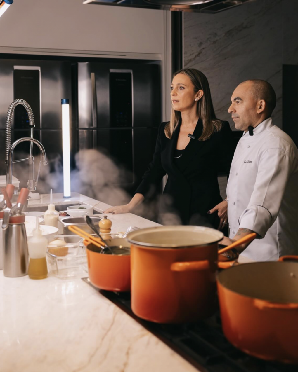 <h8>設計靈感</h8>意想不到的白色石材：黃金雕刻白如何走入廚房空間