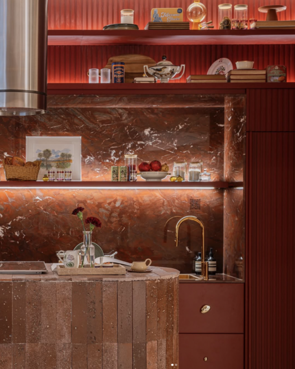 <h8>設計靈感</h8>Gucci 全球專櫃指定用石，顛覆印象紅色浪潮